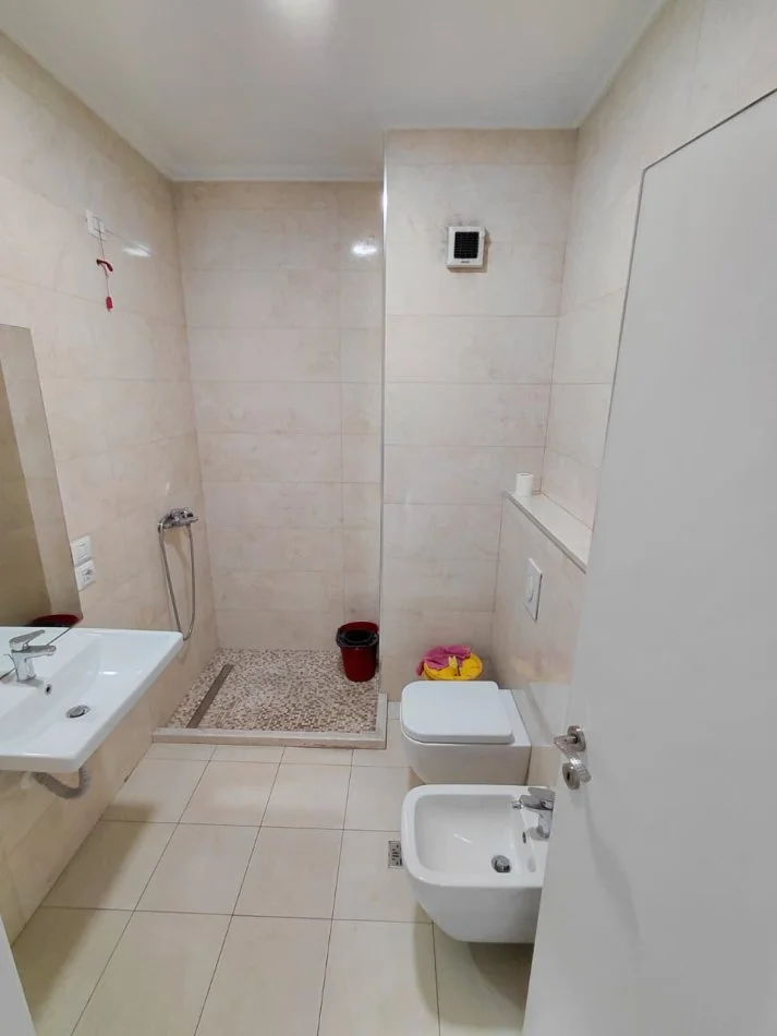 Tirane, jap me qera zyre Kati 5, 131 m² 1.300 € 
