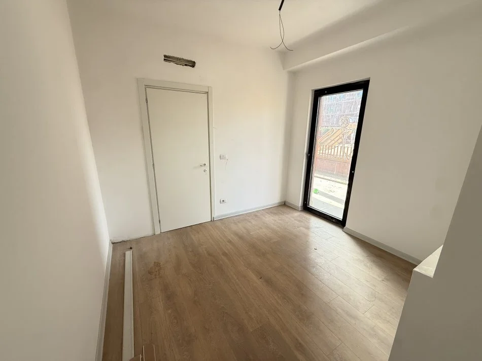 Tirane, jepet me qera zyre Kati 4, 117 m² 1.300 € (Tirana Garden Building)