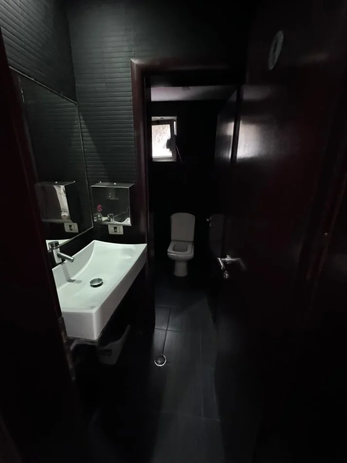 Tirane, jepet me qera ambjent biznesi Kati 2, 140 m² 1.200 € (rruga Muhamed Gjollesha)