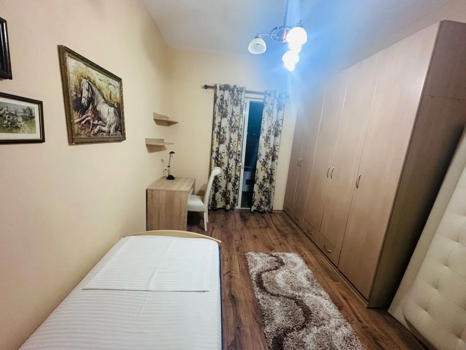 Tirane, jepet me qera apartament 2+1+Ballkon Kati 4, 87 m² 500 € (21 Dhjetori)