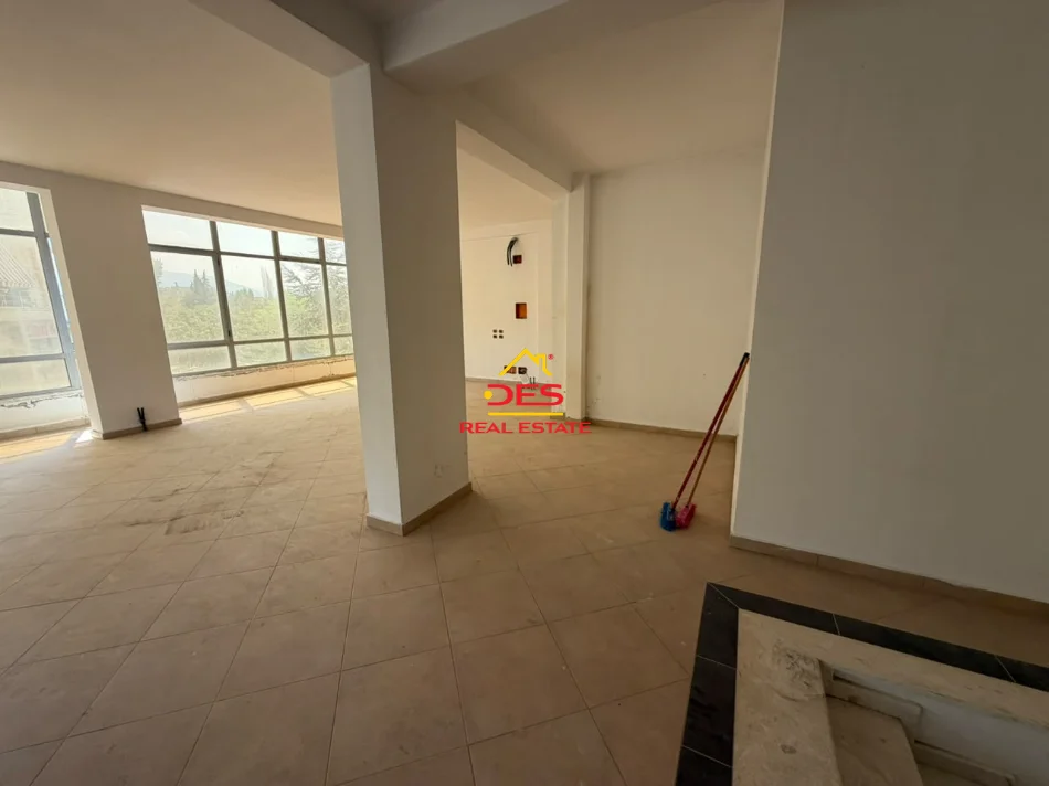 Vlore, jepet me qera ambjent biznesi Kati 2, 140 m² 400 € (Rruga Demokracia)