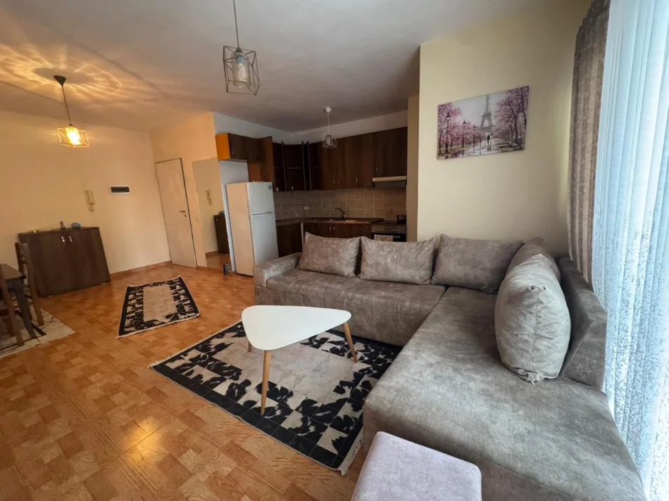 Tirane, jepet me qera apartament 2+1+Ballkon Kati 2, 80 m² 580 € (Reuga e Dafinave)