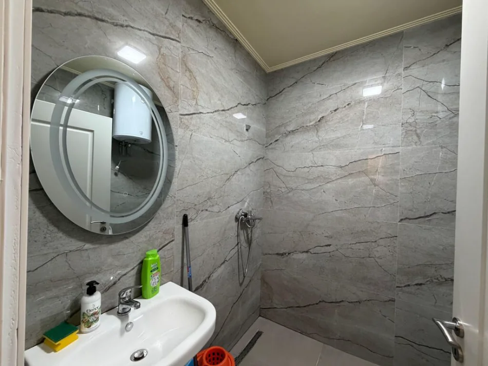 Tirane, jepet me qera apartament 1+1+Ballkon Kati 5, 65 m² 450 € (ASTIR VILA L2)
