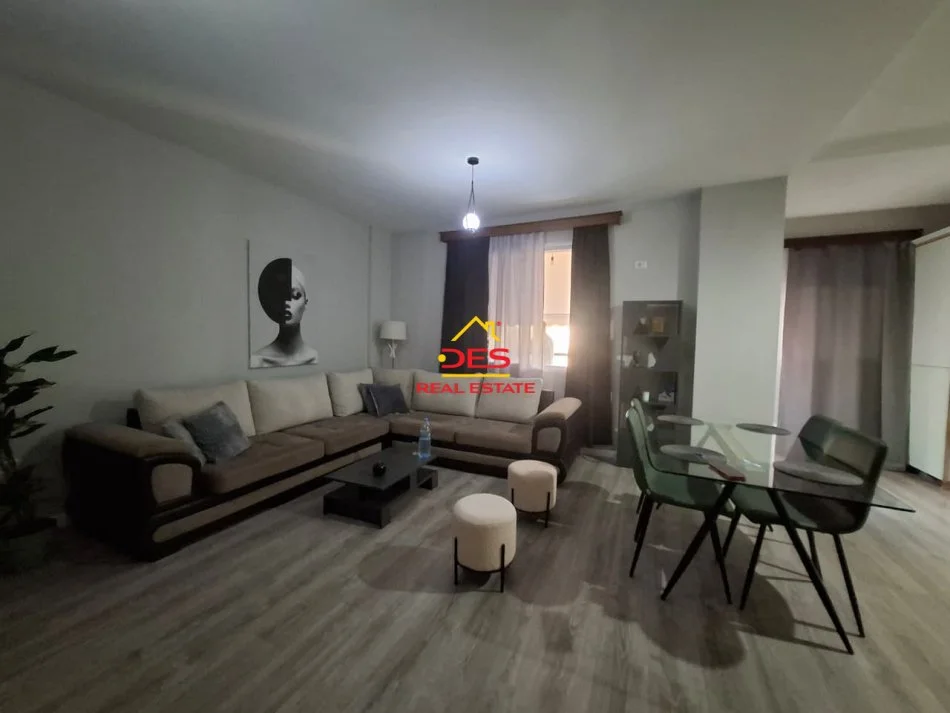 Vlore, jepet me qera apartament 1+1+Ballkon Kati 4, 100 m² 400 € (Rruga Gjergj Arianiti)