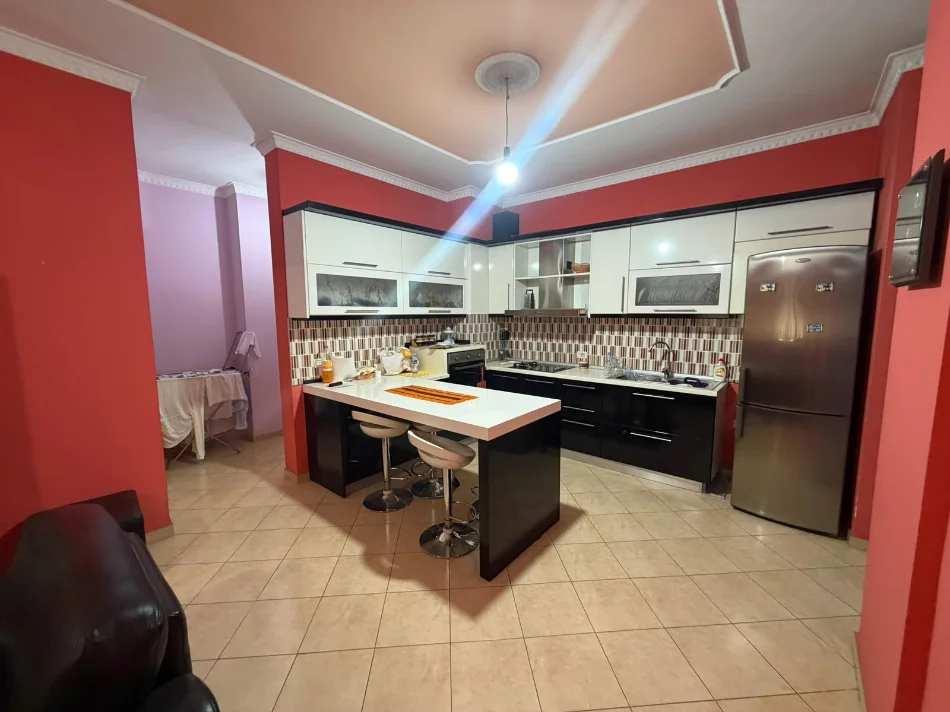 Tirane, jepet me qera apartament 2+1+Ballkon Kati 3, 95 m² 420 € (Apartament 2+1+2 Per Qera Prane Casa Italia I Mobiluar)