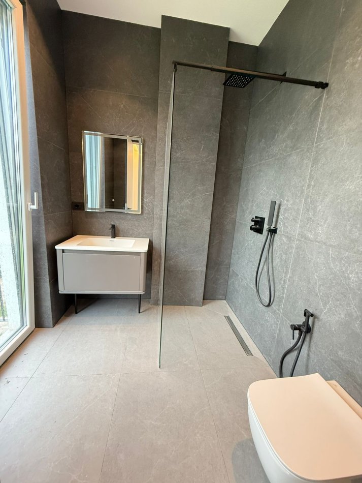 Tirane, jepet me qera Vile 4+1 Kati 1, 800 m² 4.000 € (liqeni i thate)