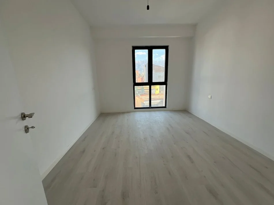Tirane, jepet me qera apartament 2+1+Ballkon Kati 5, 100 m² 550 € (rruga dibres)