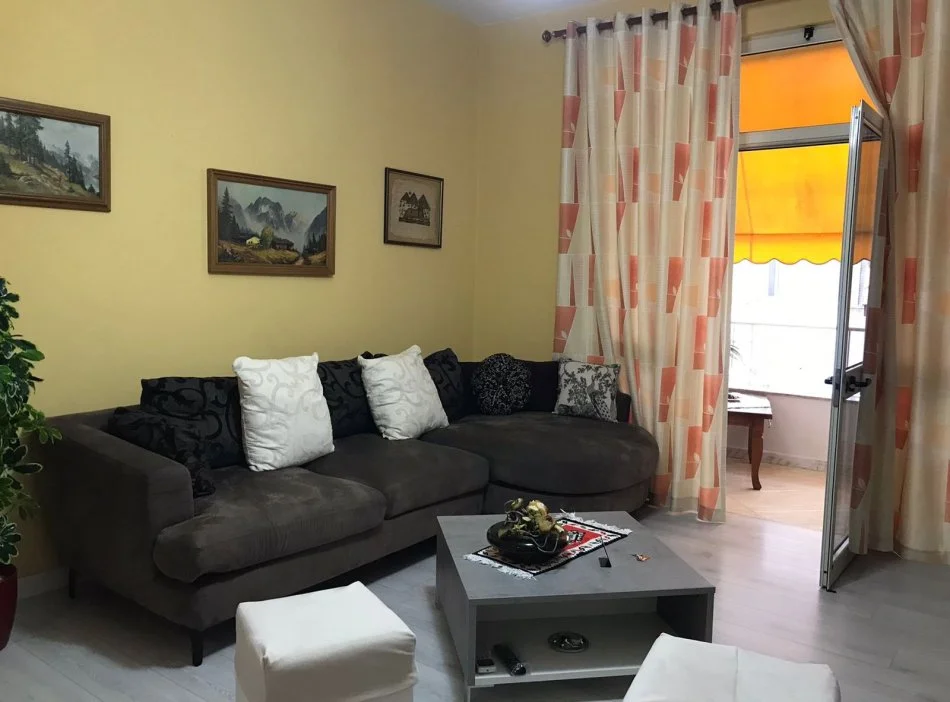 Tirane, jepet me qera apartament 1+1 Kati 2, 75 m² 650 € (Rruga Bardhok Biba)