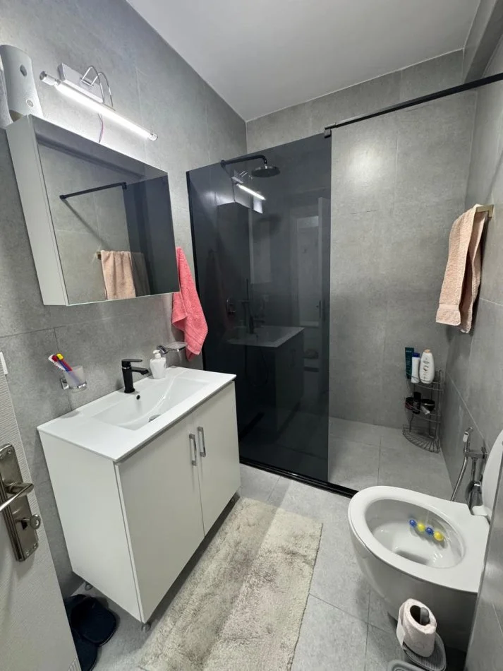 Tirane, jepet me qera apartament 2+1+Ballkon Kati 2, 74 m² 500 € (Shkoze)