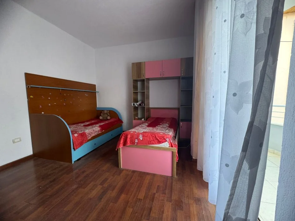 Tirane, jepet me qera apartament 2+1+Ballkon Kati 2, 100 m² 500 € (Rruga 5 Maji)