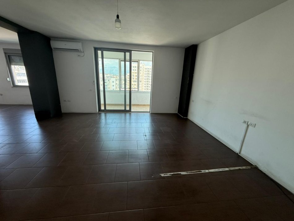 Tirane, jepet me qera zyre Kati 6, 116 m² 700 € (Zogu i Zi)