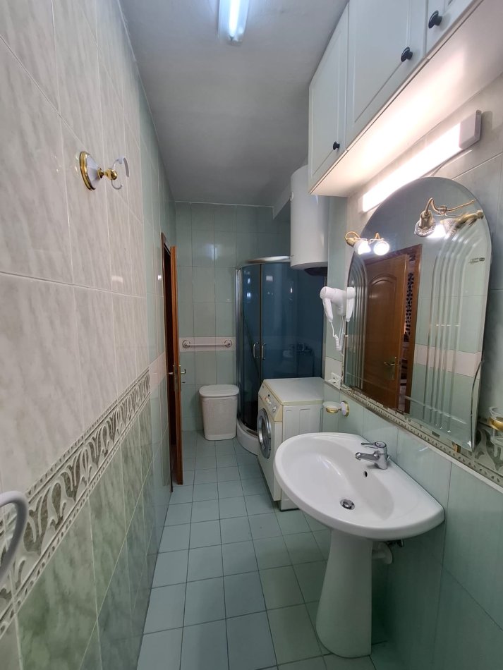 Tirane, jepet me qera apartament 1+1+Ballkon Kati 3, 65 m² 550 € (Komuna e Parisit)