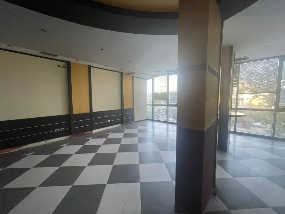 Tirane, jepet me qera ambjent biznesi Kati 2, 700 € 