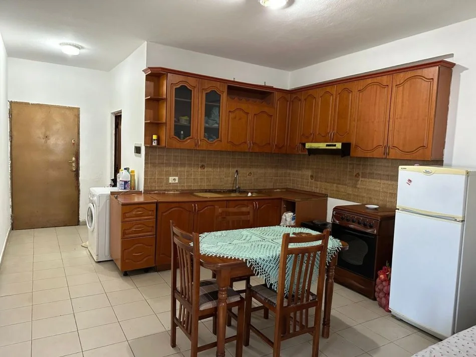 Tirane, jepet me qera apartament 2+1 Kati 2, 400 € 