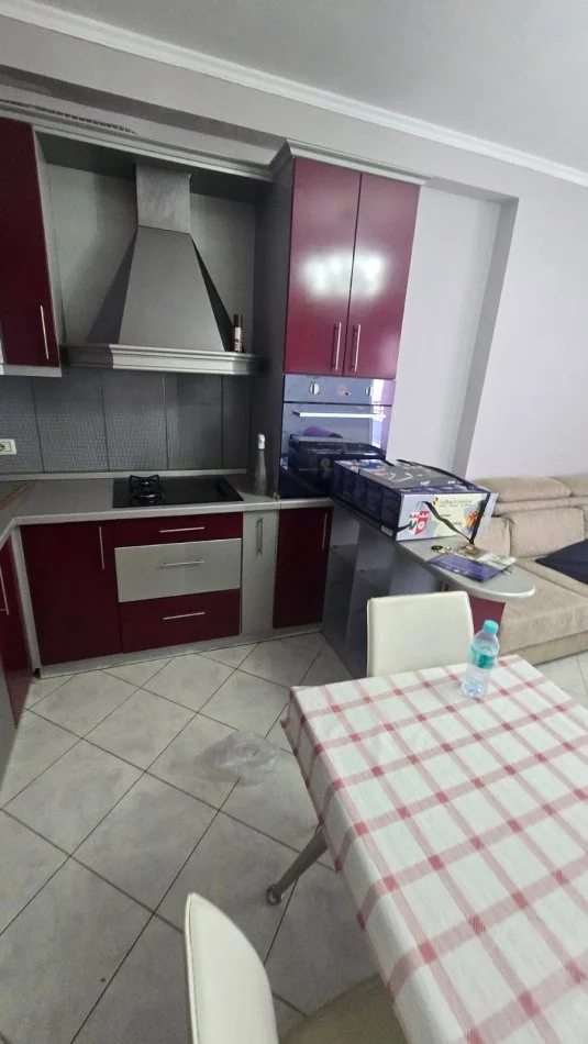 Tirane, jepet me qera apartament 1+1+Ballkon Kati 7, 70 m² 380 € (Rruga Besim Alla Misto Mame)