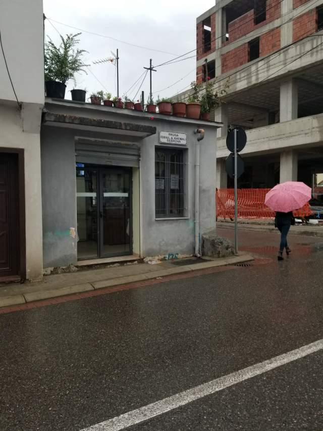 Elbasan, jepet me qera dyqan 12 m² 25.000 Leke
