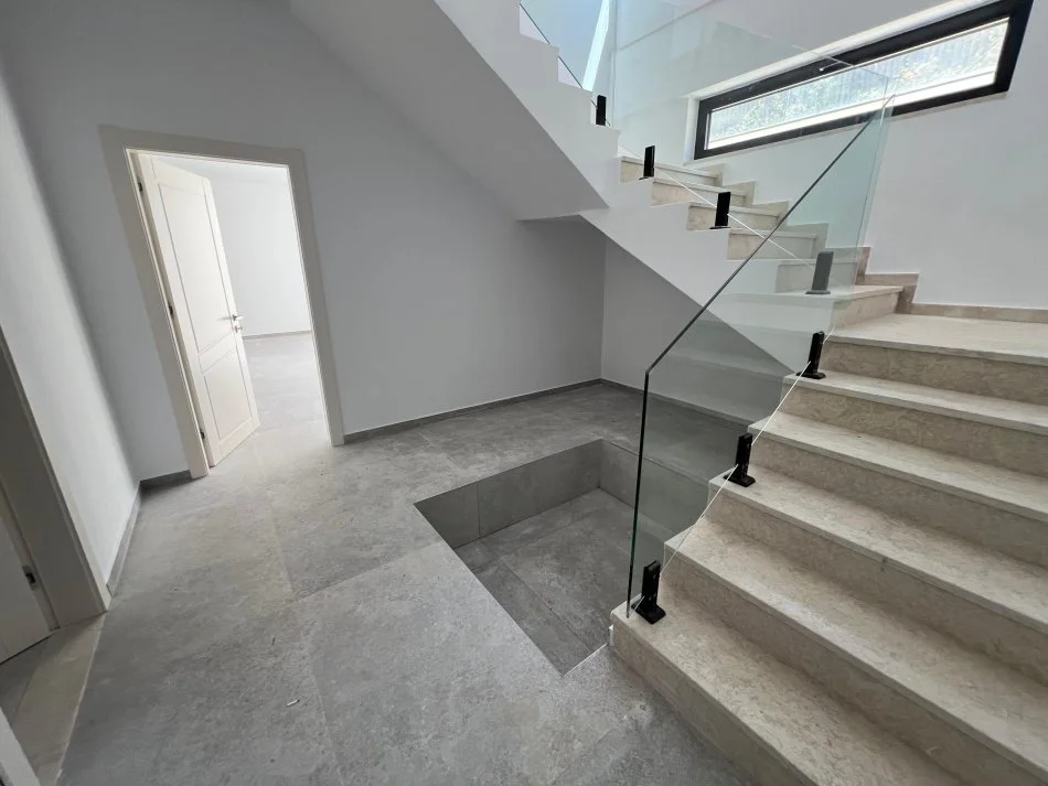 Tirane, jepet me qera Vile 4+1 Kati 0, 670 m² 5.000 € (teg)