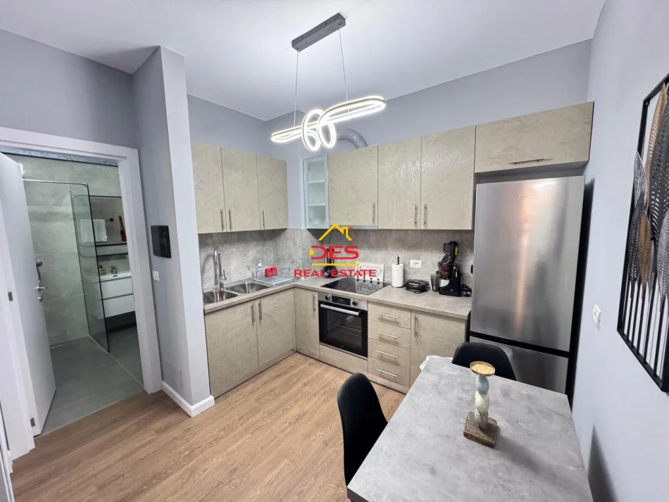 Vlore, jepet me qera apartament 1+1+Ballkon Kati 4, 70 m² 450 € (Rruga Murat Tërbaçi)