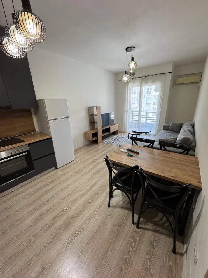 Tirane, jepet me qera apartament 2+1+Ballkon Kati 7, 89 m² 600 € ( Ish Parku i Autobuzave, Kompleksi Star, Rruga Ndre Mjeda)