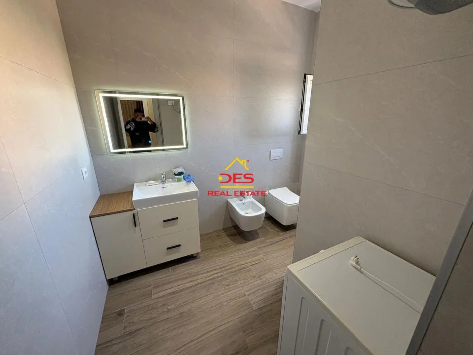 Vlore, jepet me qera apartament 2+1+Ballkon Kati 3, 100 m² 550 € (Rruga Sadik Zotaj)