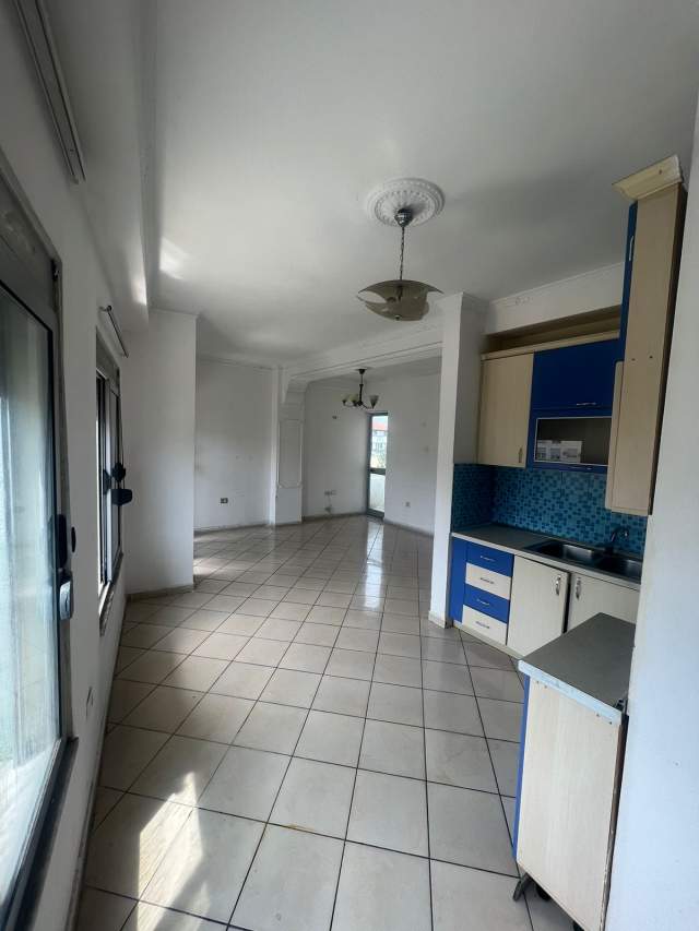 Tirane, jepet me qera apartament 2+1+BLK Kati 5, 120 m² 400 Euro (rruga Jordan Misja)