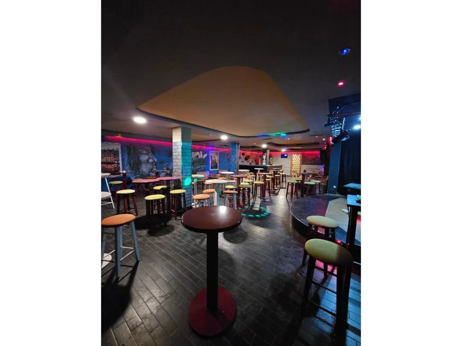 Durres, jepet me qera lokal , 200 m² (Shkallnur ,Durres)