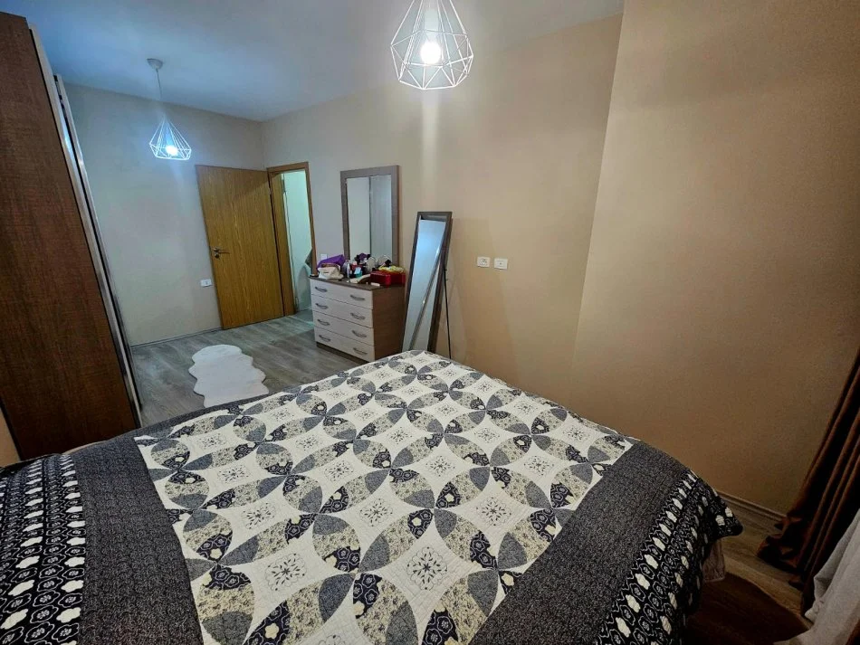 Tirane, jepet me qera apartament 1+1+Ballkon Kati 8, 65 m² 600 € (Kompleksi Kontakt, 21 Dhjetori)