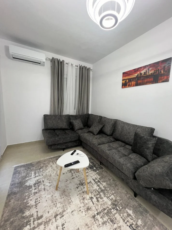 Tirane, jepet me qera apartament 1+1 Kati 4, 70 m² 500 € (Rruga 5 maj)