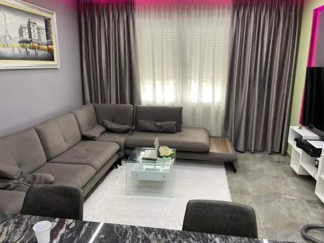Tirane, jepet me qera apartament 2+1+BLK Kati 6, 95 m² 650 Euro (Rruga Nexho Konomi)