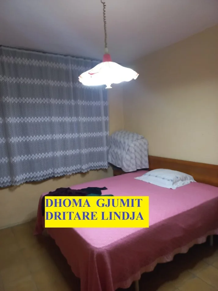 Tirane,Me Qera Apartament mobiluar,tipit 1+1,kat 4, sipërfaq 55m², qera 35'000 Leke/muaj, ne nje pallat ekzisteues tullë kuqe, me 5-kate, afër Brylit, blv B.Curri / rr.Hodo Beg. 30m nga Ura e Brrylit kryqëzimi me rr."Kont Leopold Bertold",8-minuta në këmbë nga Parlamenti / Ura/ rr.Elbasanit Tirane