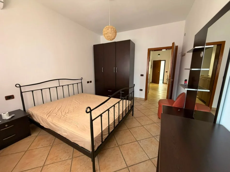 Tirane, jepet me qera apartament 2+1+2 Kati 3, 95 m² 650 € (21 DHJETORI)