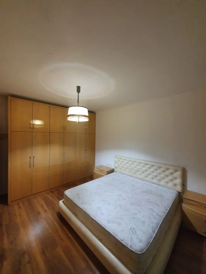 Tirane, jepet me qera apartament 3+1+Ballkon Kati 1, 120 m² 800 € (Rruga Frosina Plaku)