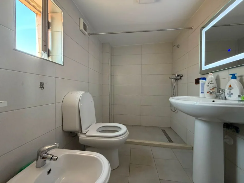 Tirane, jepet me qera apartament 2+1+2 Kati 3, 95 m² 650 € (21 DHJETORI)