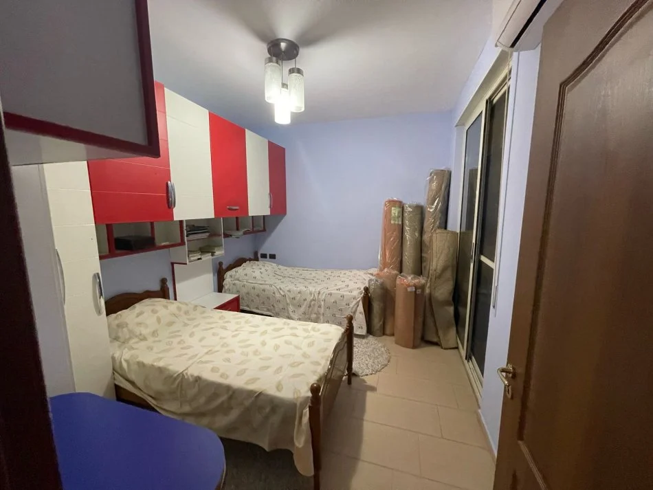 Tirane, jepet me qera apartament 3+1+Ballkon Kati 5, 120 m² 70.000 leke (Rr. Zoja Curre)