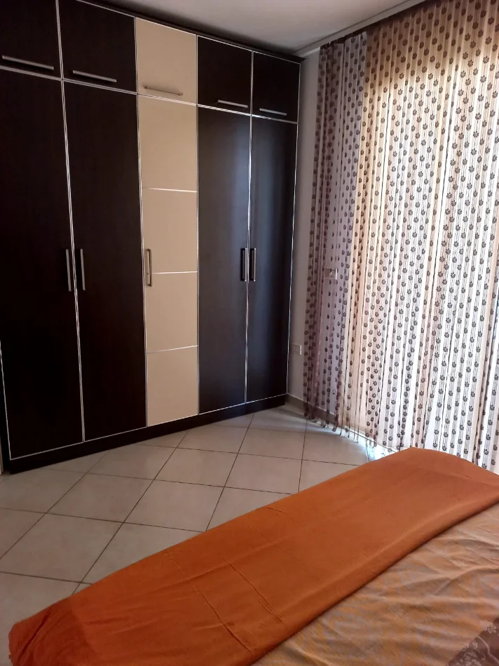Tirane, jepet me qera apartament 1+1+Aneks+Ballkon Kati 3, 65 m² 410 € (kashar , casa italia)