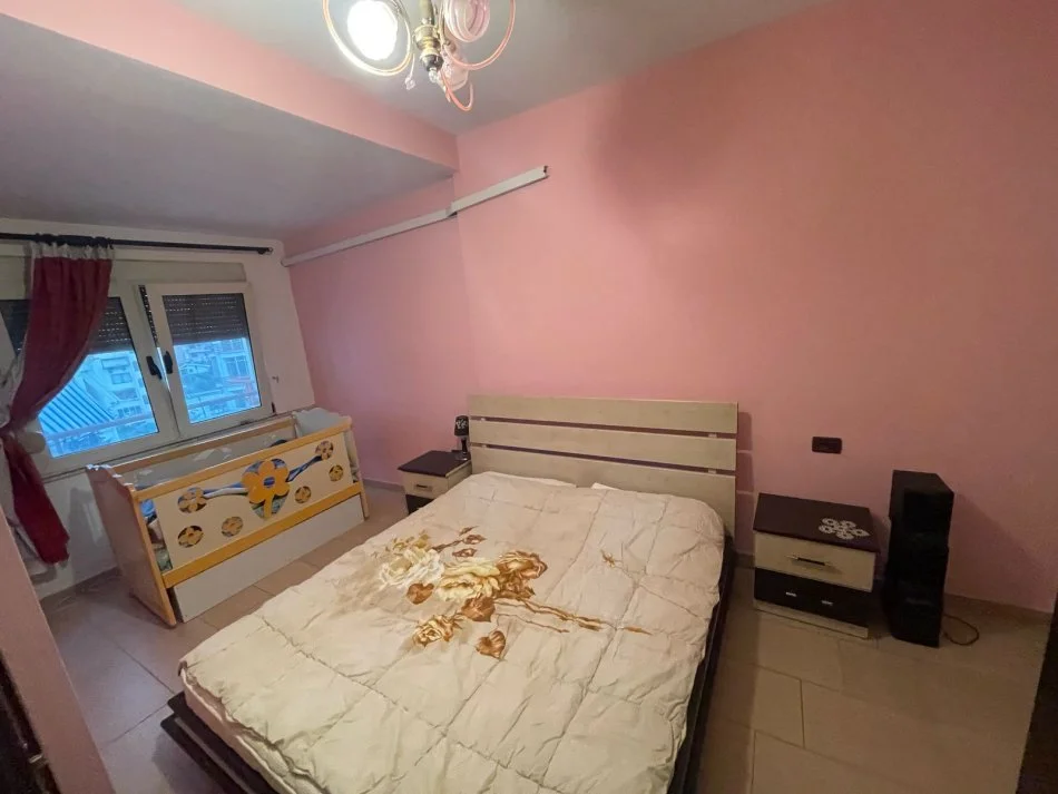 Tirane, jepet me qera apartament 3+1+Ballkon Kati 5, 120 m² 70.000 leke (Rr. Zoja Curre)