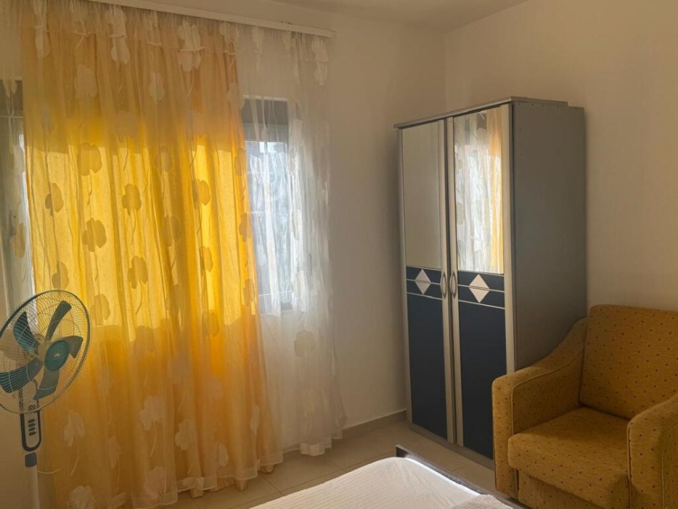 Himare, jap me qera apartament 1+1+Ballkon Kati 1, 65 m² 100 €/nata (Afer Spitalit te Himares)