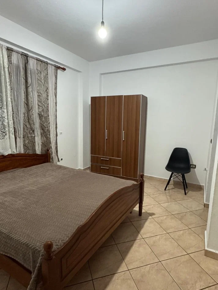 Durres, jepet me qera apartament 1+1+Ballkon Kati 2, 60 m² 23000 leke  (Afer Market Rames)