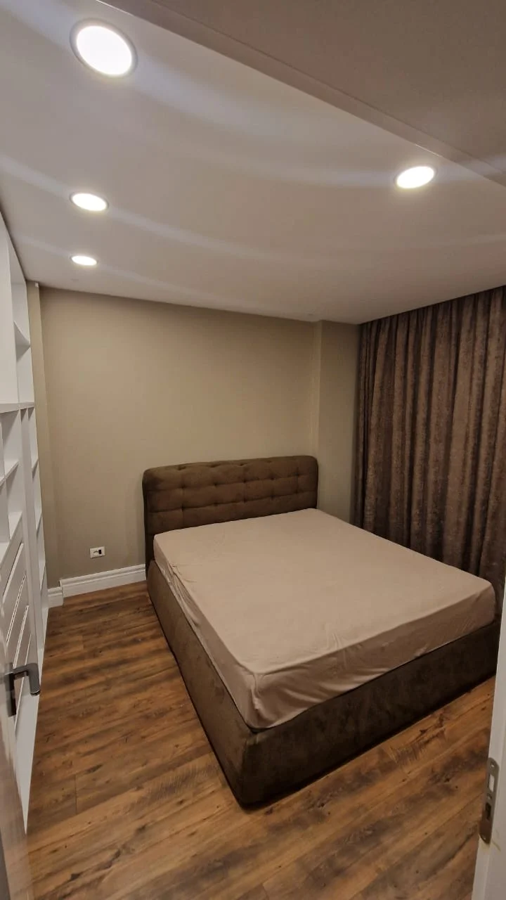 Jepet apartament me qera 2+1  ne Rruga Zagoria, Yzberisht, 450 Euro totalisht i mobiluar