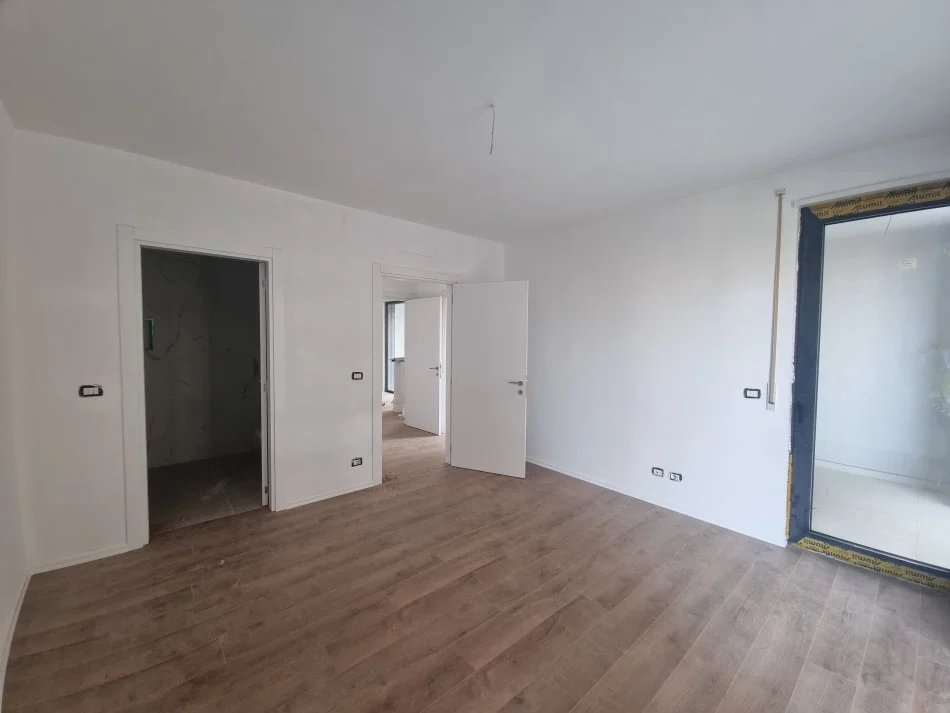 Tirane, jepet me qera zyre Kati 1, 108 m² 700 € (Rruga Dritan Hoxhaa)