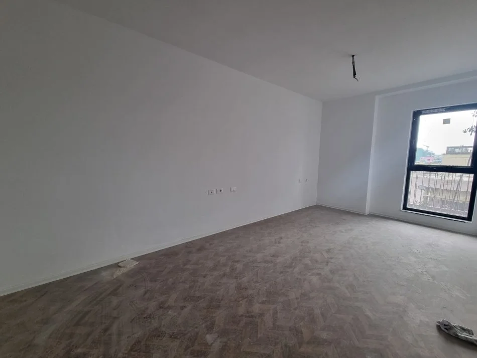 Tirane, jepet me qera zyre Kati 3, 110 m² 1.200 € (Rruga e Kavajes, Tirana Garden Building)