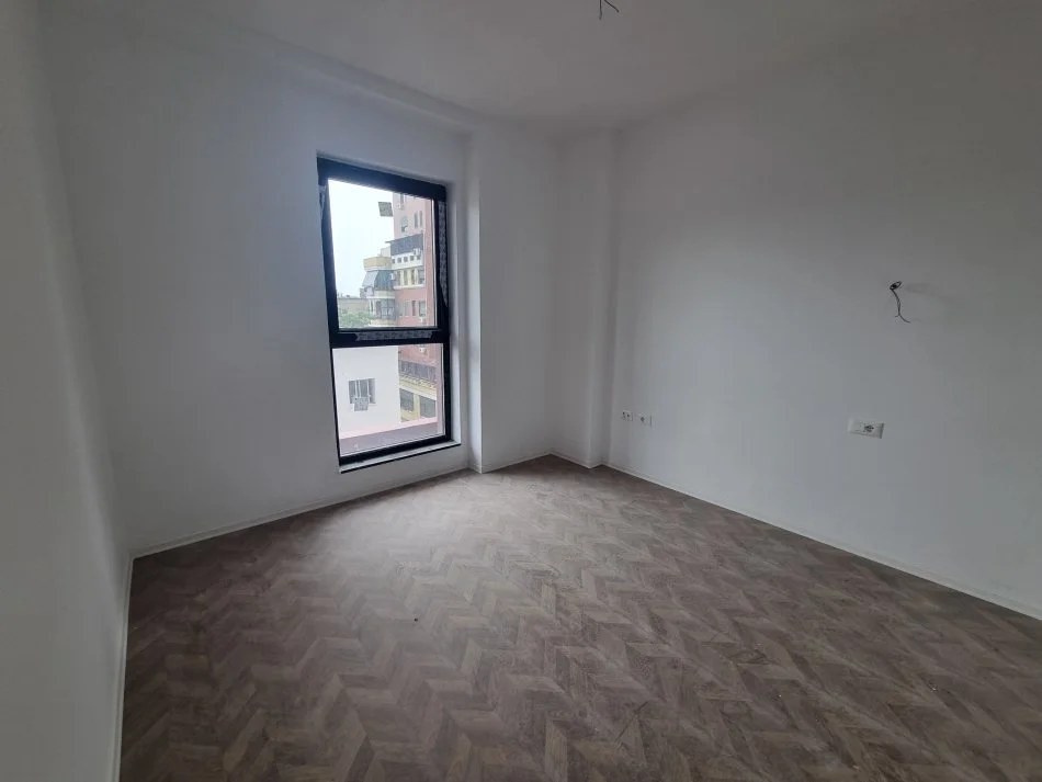 Tirane, jepet me qera zyre Kati 3, 110 m² 1.200 € (Rruga e Kavajes, Tirana Garden Building)
