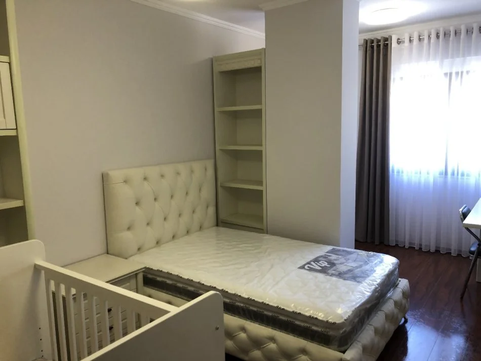 Tirane, jepet me qera apartament 3+1+Aneks+Ballkon Kati 6, 165 m² 1.100 € (Rruga Reshit Collaku)