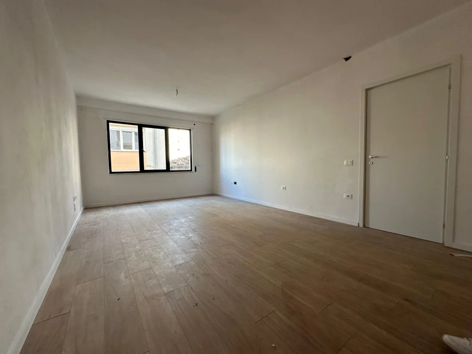 Tirane, jepet me qera apartament 1+1 Kati 2, 81 m² 500 € (Rruga Qemal Stafa)