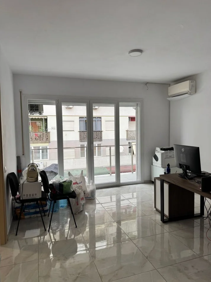 Tirane, Me Qera Ambjent/Apartam për sutido të ndryshme, zyra, calll-center, klinike...etj, në kat 5,pallat ri, 12 kate, sip.55m², qera 500 €/muaj, tek Ring-Center, Zogu i Zi, pranë pallait të sportit "Asllan Rusi", në rrugën "Dritan Hoxha", 300m nga qendra Tiranës.