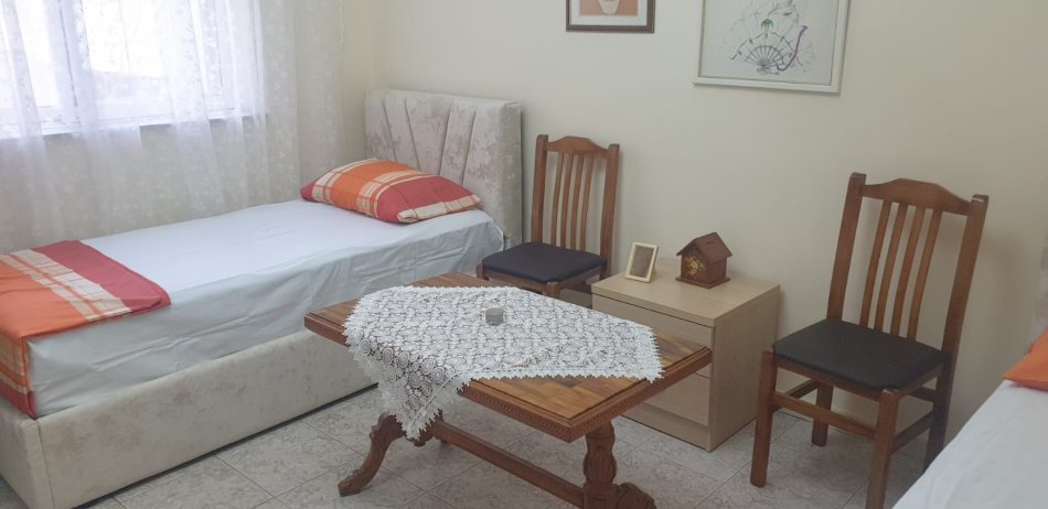 Tirane, jepet me qera apartament 2+1+Ballkon Kati 3, 59 m² 450 € (Rruga &quot;Xhanfize KEKO&quot; 150m mbi xhamllikun)