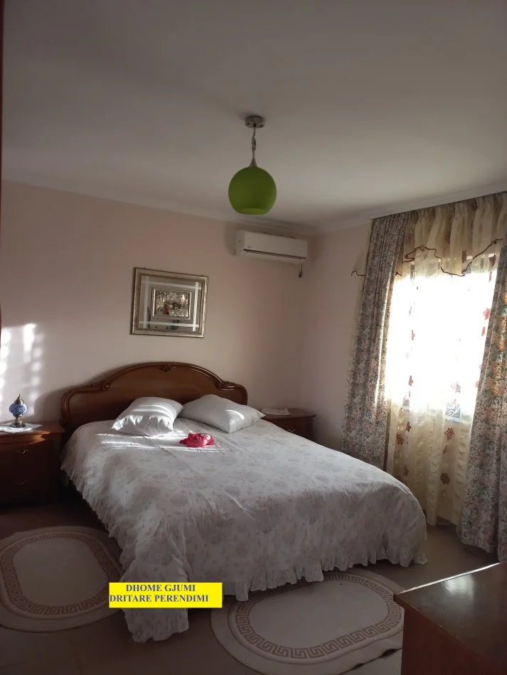 Tirane-Mullet, Me Qera Apart/komplet kati 2-të, mobiluar, në Vilë/Ndërtes me 2-kate, zonë e qetë, pastërt, panoramike, sip.kati 144m², tip 3+1, me 2-banjo, qera 500€/muaj, në Mullet prane rezervave shtetit, kodra me pisha, ura këmbësore/pasarel për Petrelë/Zip-line, 10km(15min autovetur) nga Tirana