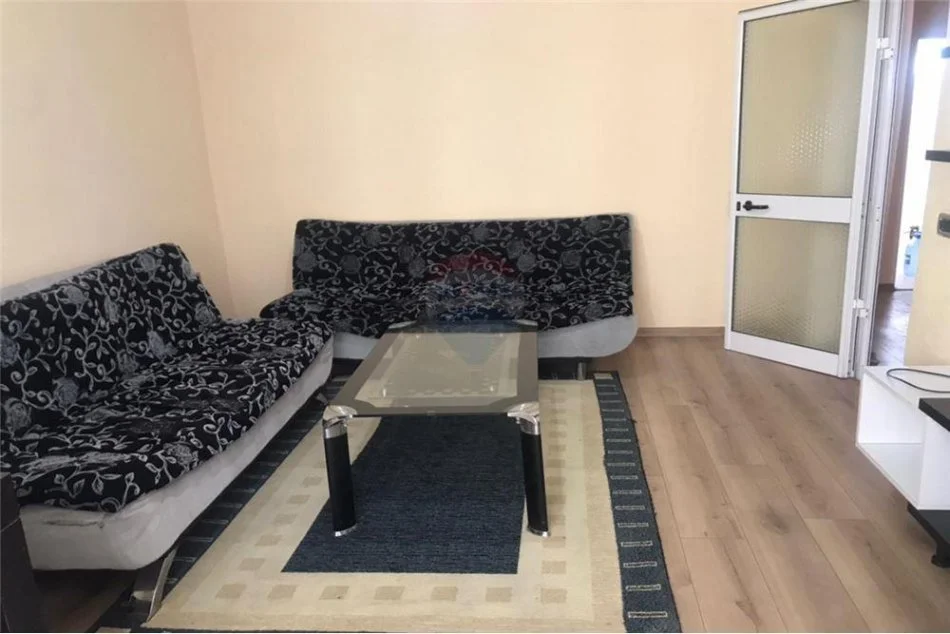 Tirane, jepet me qera apartament 2+1 Kati 4, 75 m² 350 € (rruga e dibres shkolla e bashkuar - rruga e dibres)