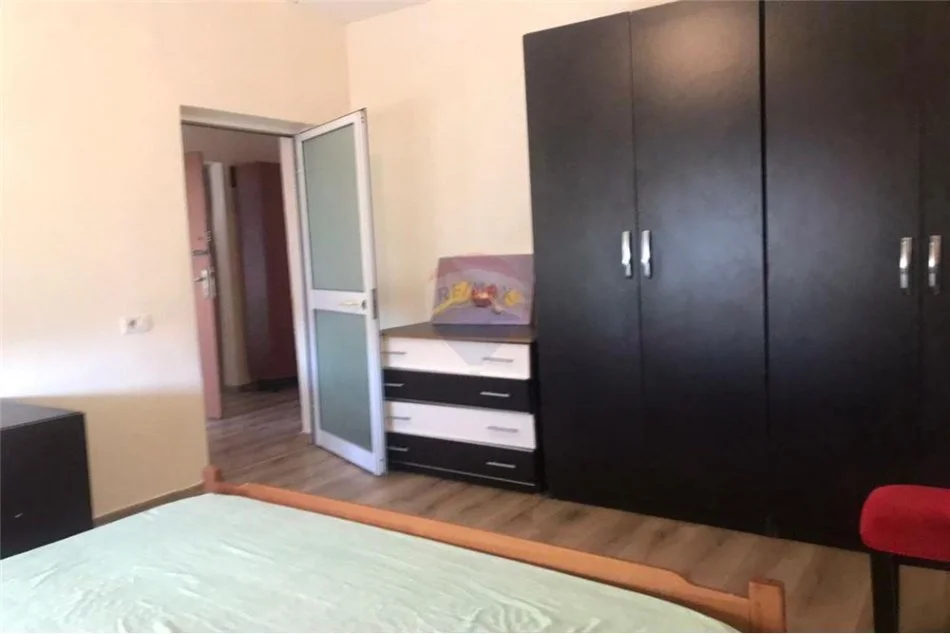 Tirane, jepet me qera apartament 2+1 Kati 4, 75 m² 350 € (rruga e dibres shkolla e bashkuar - rruga e dibres)