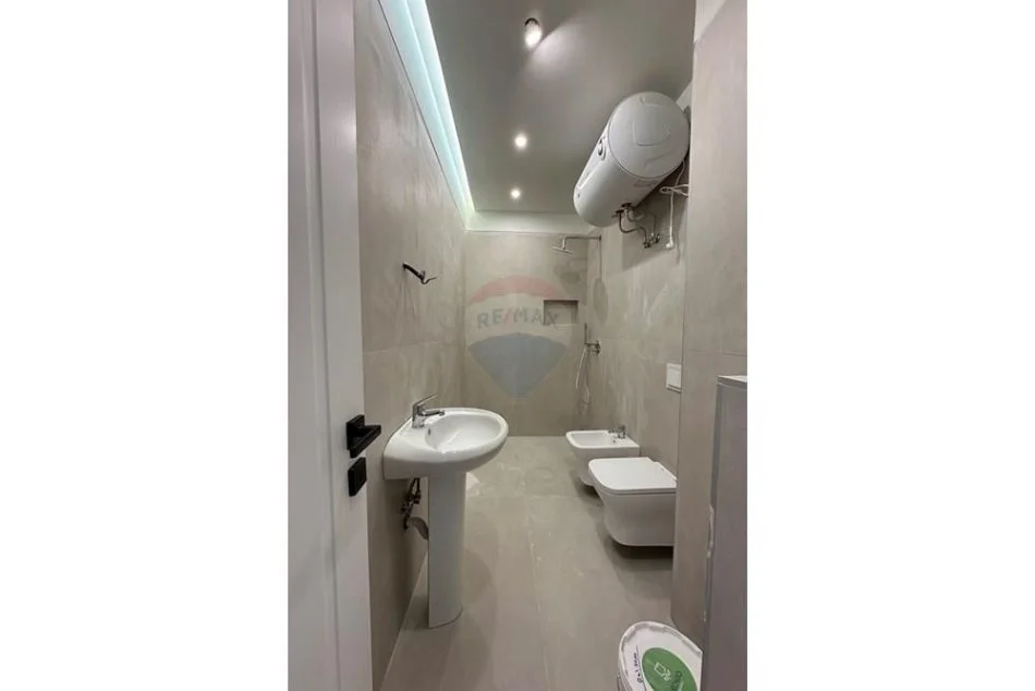 Tirane, jepet me qera apartament 1+1+Ballkon Kati 4, 70 m² 500 € (5 Maji)